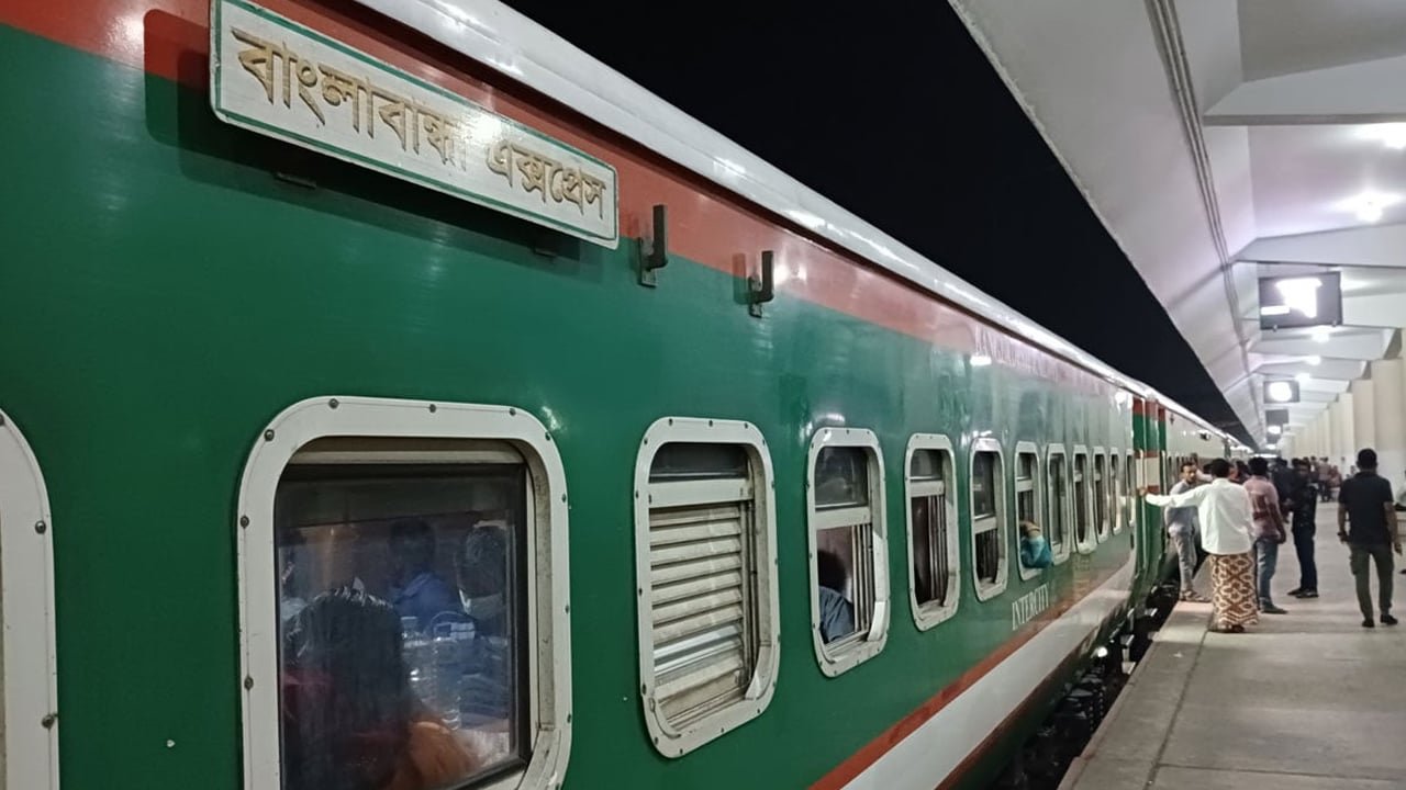 ১৯ ঘণ্টা পরও উদ্ধার শেষ হয়নি, বাংলাবান্ধার যাত্রা বাতিল